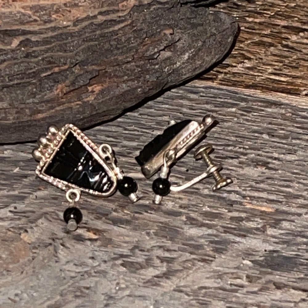 Vntg Mexico sterling & onyx carved screw back earrings